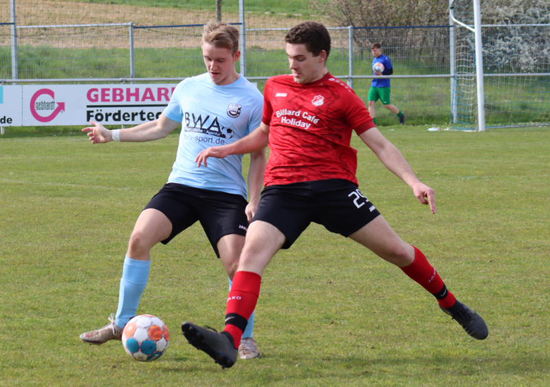 Luca Schinkmann (li.) im Zweikampf mit Ruben Lapesch