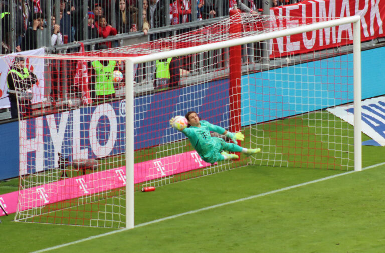 Sommer kann den Freistoß von Kramaric nur noch mit den Fingerspitzen an den Innenpfosten lenken - die TSG gleicht aus zum 1:1.