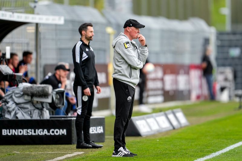 Konzentrierter Blick am Spielfeldrand: SVS-Coach Gerhard Kleppinger