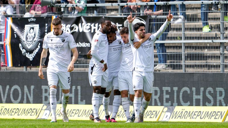 Von links: Janik Bachmann, Josef Ganda, Franck Evina und Bashkim Ajdini, Abu-Bekir Ömer El-Zein nach einem Torerfolg