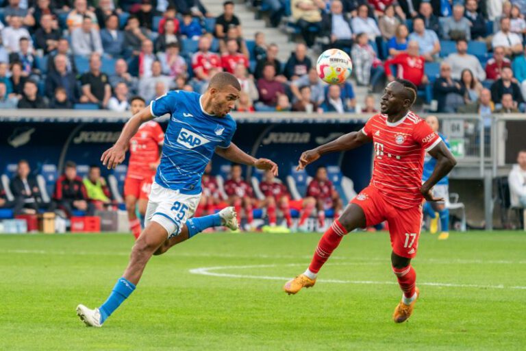Kevin Akpoguma (li.) im Zweikampf mit Bayerns Sadio Mané, der am Samstag aufgrund disziplinarischer Gründe nicht im Bayern-Kader stehen wird