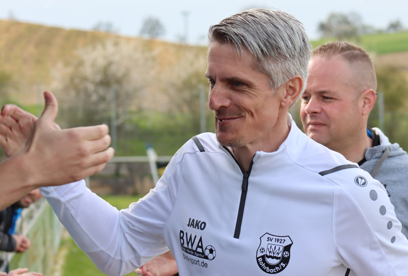 Freude bei Rohrbachs Trainer Heger nach dem Sieg im Pokalhalbfinale gegen Bad Rappenau.