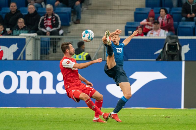 Akrobatische Einlage von Kramaric (re.) im Zweikampf mit Kölns Uth