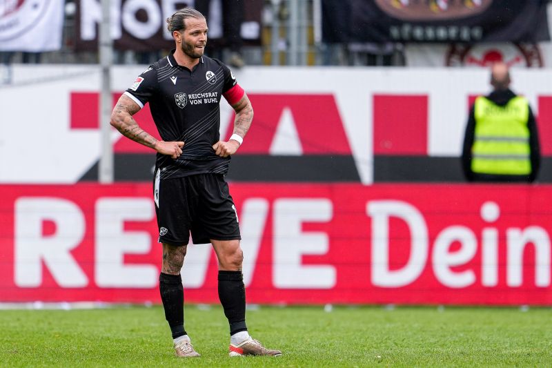 Nachdenklicher Blick bei SVS-Kapitän Diekmeier