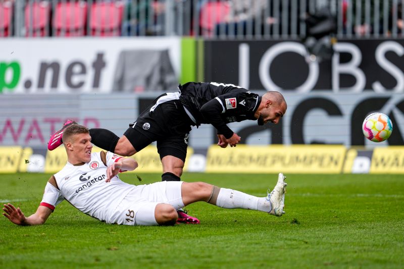 Sandhausens Ahmed Kutucu (re.) wird von St. Paulis Jakov Medic zu Fall gebracht