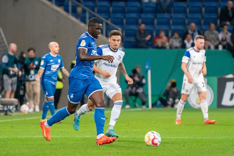 Nsoki (li.) behauptet den Ball vor seinem Schalker Gegenspieler