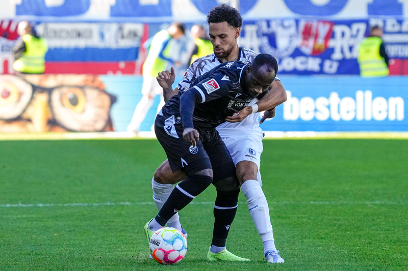 Christian Kinsombi (vorne) im Zweikampf mit Magdeburgs Herbert Bockhorn