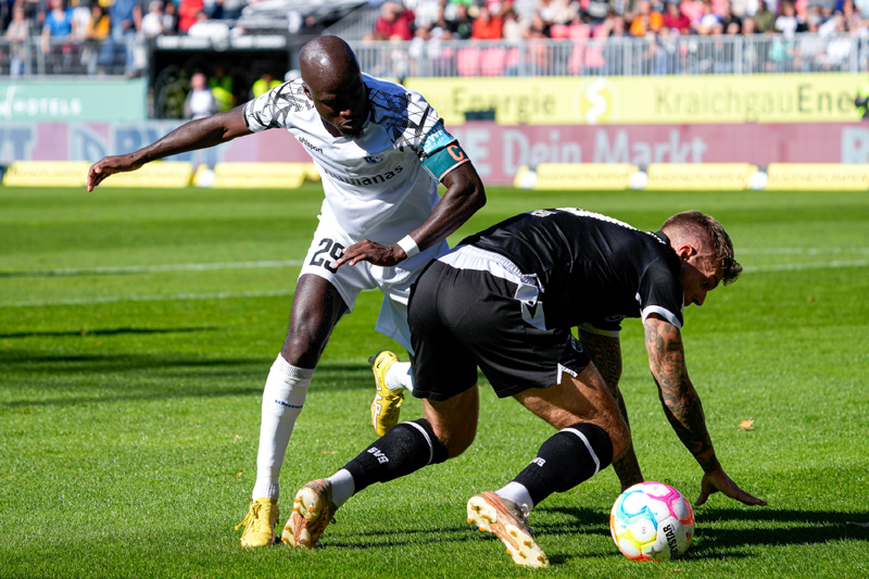 Magdeburgs Amara Conde (li.) bringt SVS-Stürmer Alexander Esswein zu Fall