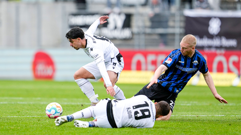 Abu-Bekir Ömer El-Zein (li.) setzt sich gegen Kai Klefisch (re.) durch - am Boden Bashkim Ajdini