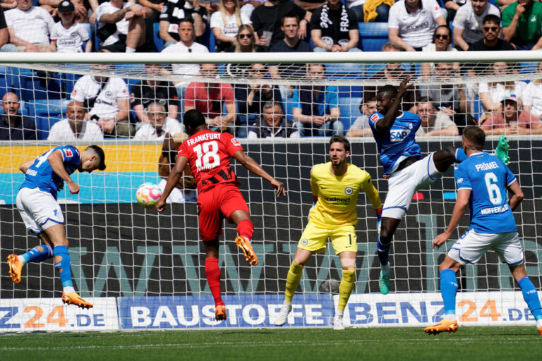 Baumgartner (li.) bringt die TSG per Kopfball 1:0 in Führung