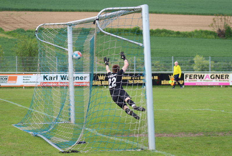 Der Freistoß von Bauer knallt an den Innenpfosten, Muth vollendet den Abpraller zur 1:0-Führung