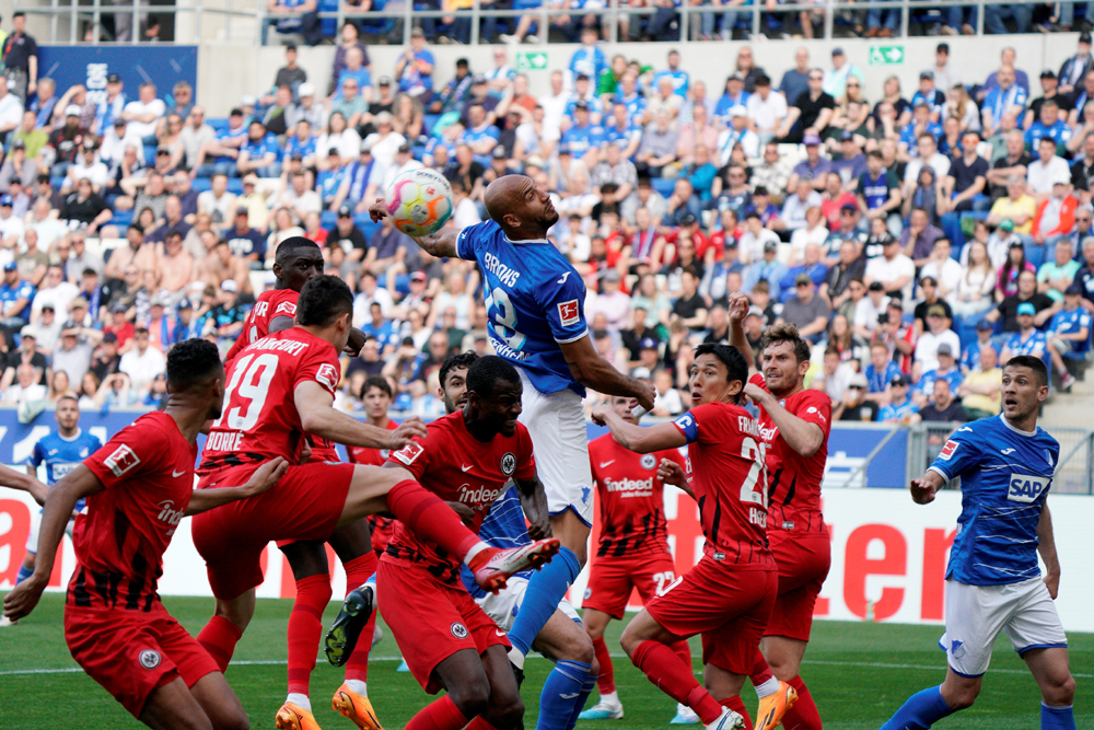 Brooks steigt am höchsten, kommt aber im Frankfurter Strafraum zum Köpfen