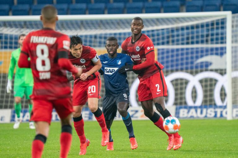 Hoffenheims Bebou wird von den Frankfurter Gegenspielern regelrecht in die Zange genommen