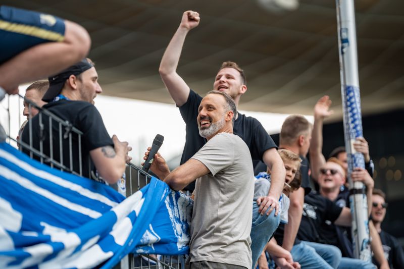 Trainer Pellegrino Matarazzo wurde von den Fans an den Zaun beordert