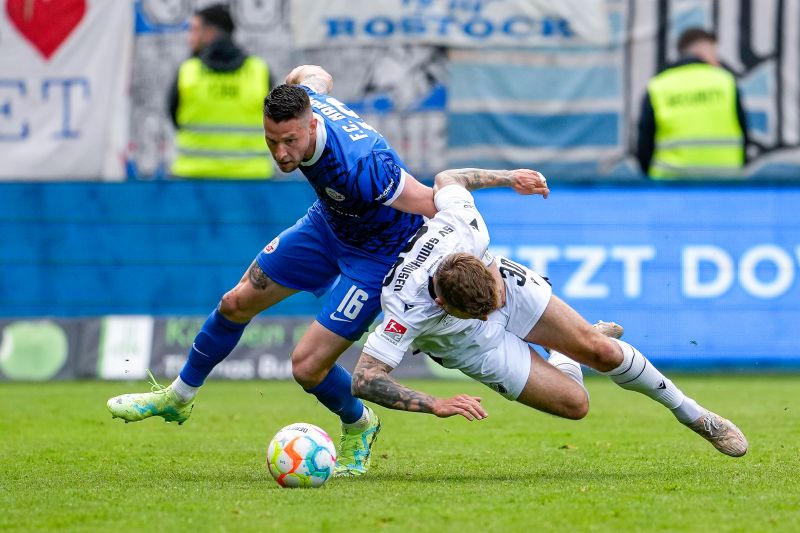 Alexander Esswein (re.) hat die Standfestigkeit im Duell mit Rostocks Ryan Malone verloren