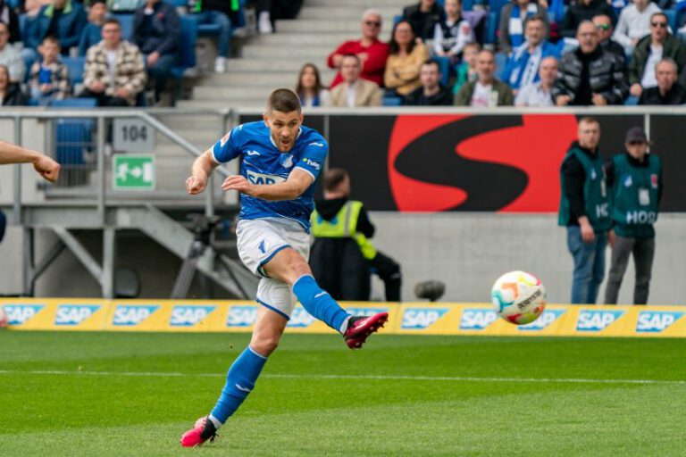 Typische Schusshaltung von Hoffenheims Rekordtorschütze Kramaric