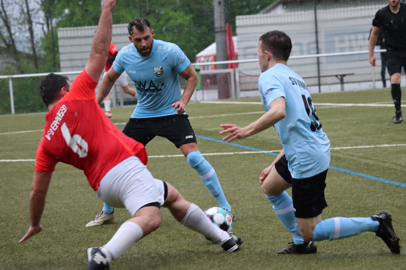 Typische Szene für das Rohrbacher Übergewicht im Mittelfeld: Von links: Karaoglan (Eppingen) gegen Rohrbachs Heinlein (Mitte) und Wittmer