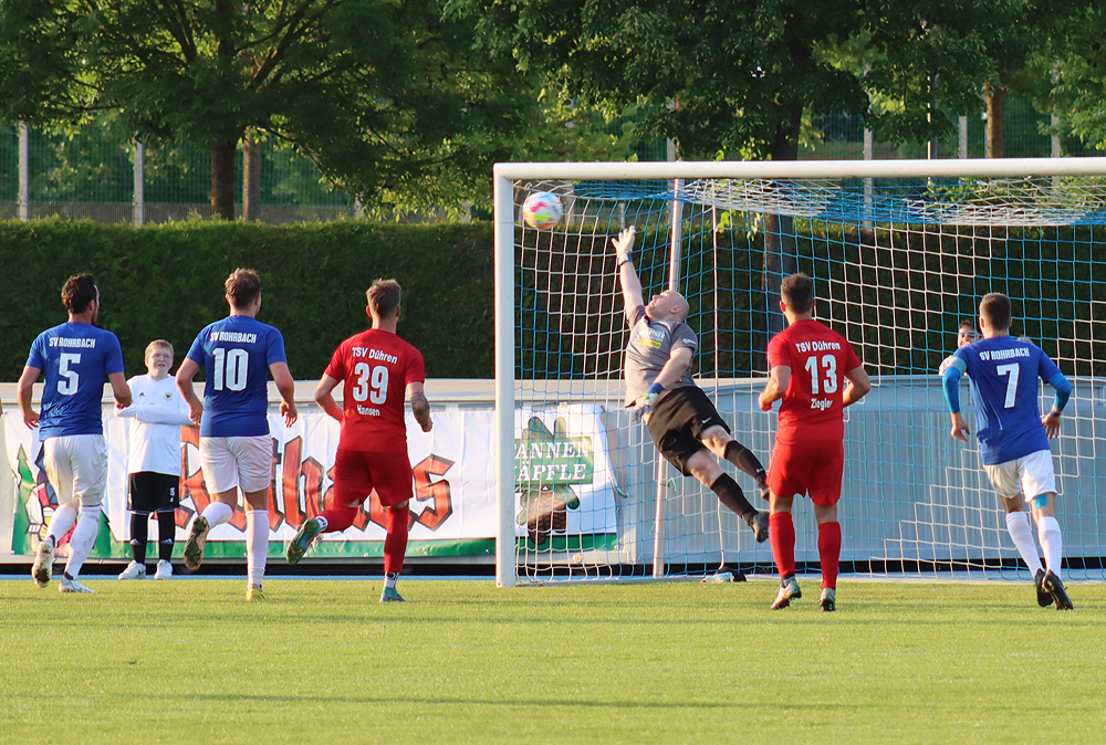 TSV-Keeper Wacker fischt den Freistoß von Heinlein aus dem Torwinkel