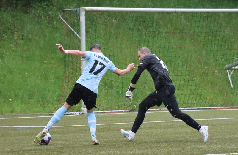Muth umkurvt Torhüter Niefer und trifft zum 4:1-Endstand