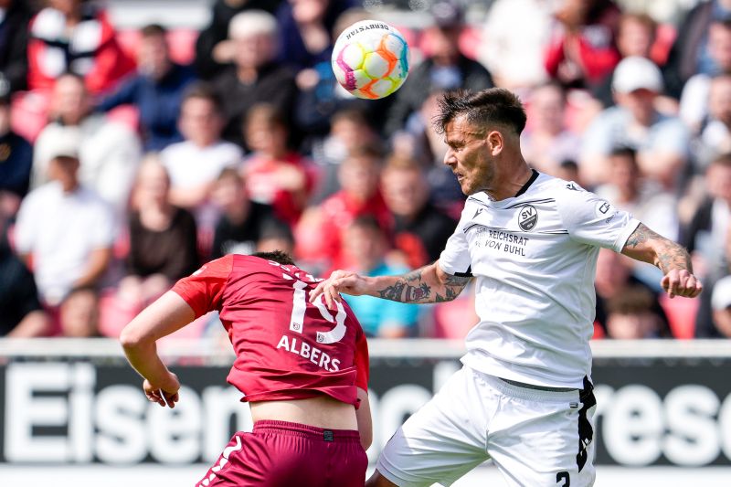 Sandhausens Defensivspieler Dumic (re.) beim Kopfballduell