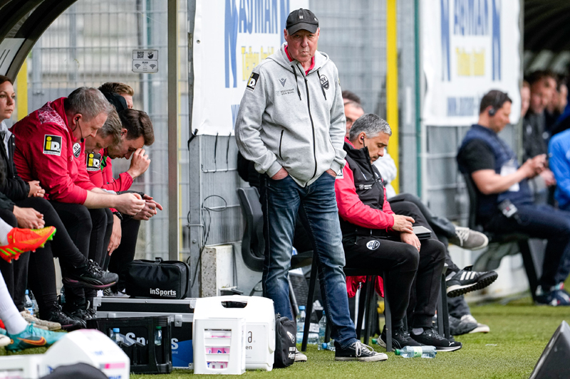 Ratlose und enttäuschte Gesichter beim Trainer- und Betreuerteam