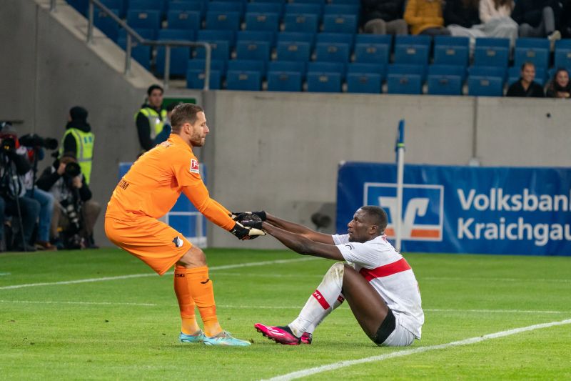 Freundschaftliche Nachbarschaftshilfe beim Hinspiel