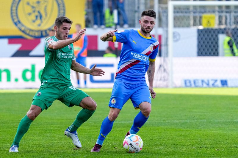 Bashkim Ajdini (li.) im Zweikampf mit Braunschweigs Maurice Multhaup