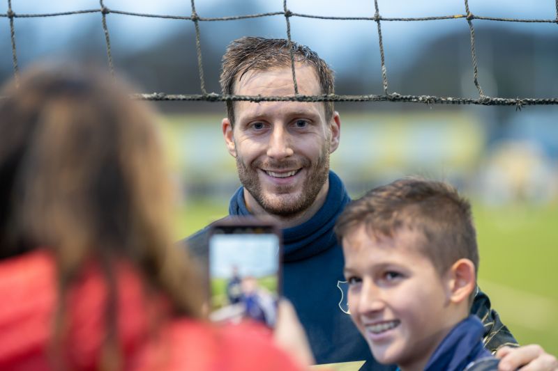 Fan-Foto mit Kapitän Oliver Baumann