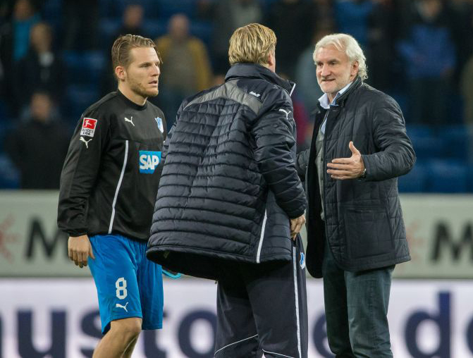 Polanski und Gisdol diskutieren mit Bayer-Sportchef Rudi Völler um das umstrittene Phantom-Tor
