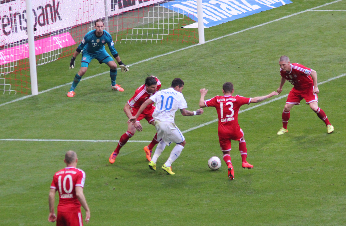 Roberto Firmino dribbelt durch die Bayern-Abwehr