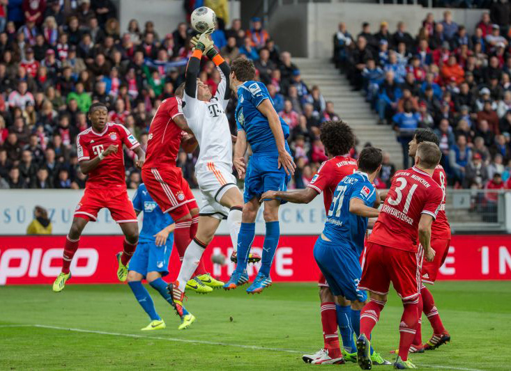 Bayern-Keeper Manuel Neuer greift sich den Ball.