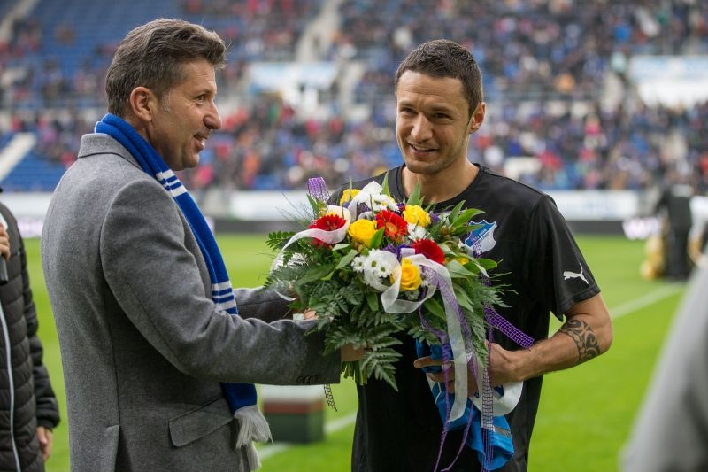 Blumen von Präsident Peter Hofmann für Sejad Salihovic zum 150. Bundesligaspiel