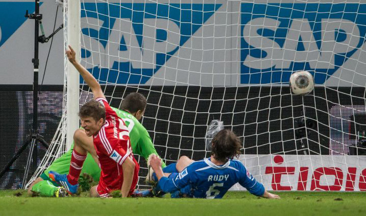 Müller trifft im Hinspiel zum 2:1 Siegtreffer der Bayern