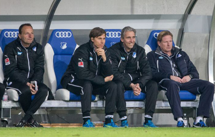 Das 1899-Trainerteam mit gespanntem Blick in Richtung nächstem Gegener FC Augsburg
