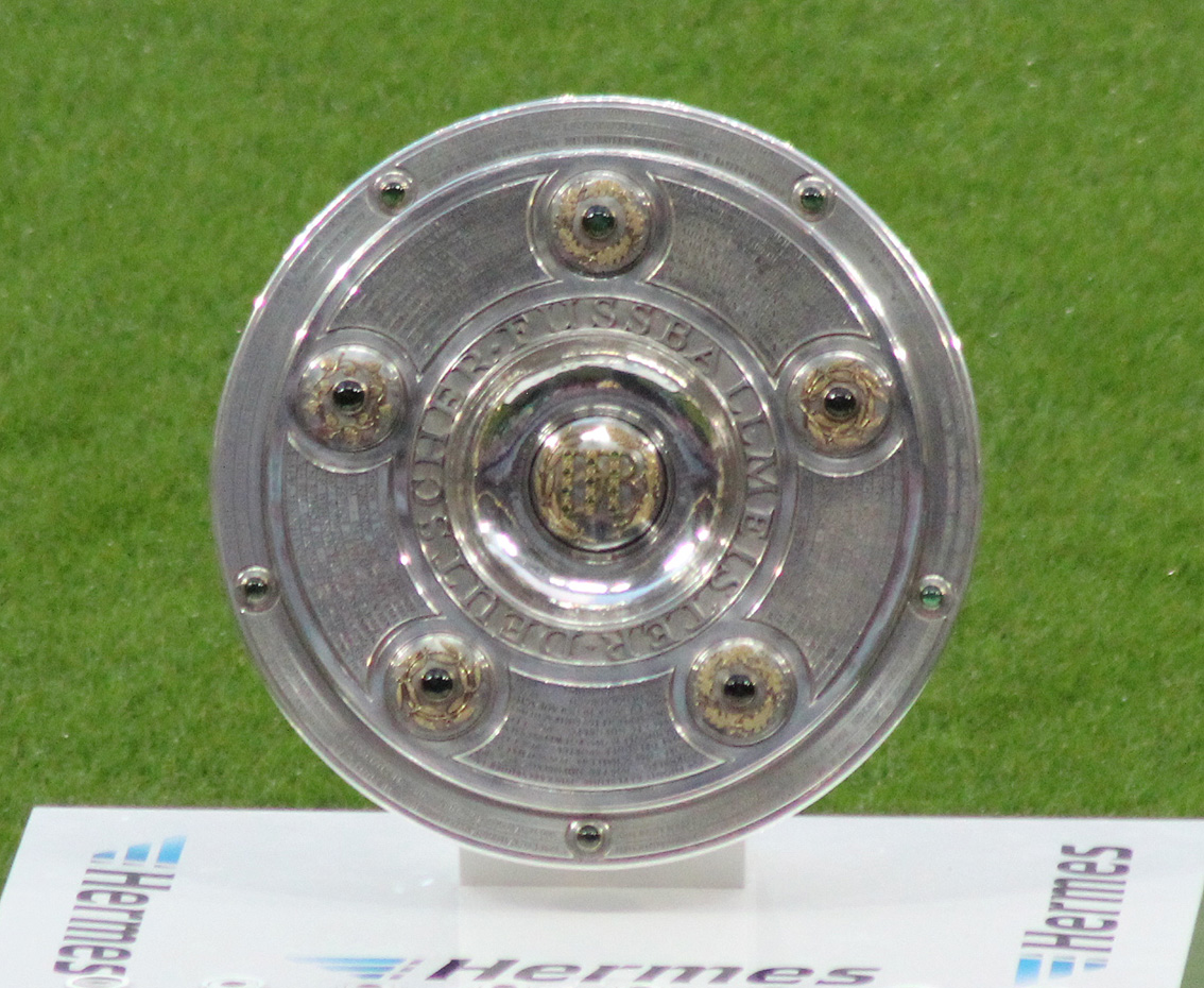 Begehrte Trophäe der 52. Bundesliga-Saison