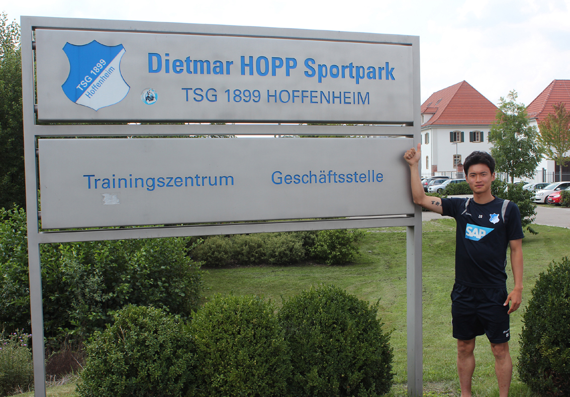 Jin-Su Kim vor dem Eingangsschild zum Dietmar-Hopp-Sportpark