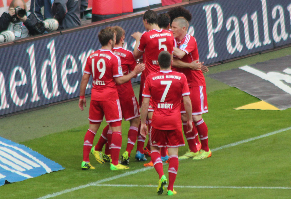 Die Bayern bejubeln einen Torerfolg gegen die TSG