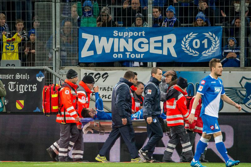 Niklas Süle wird vorbei an den Fans vom Platz getragen