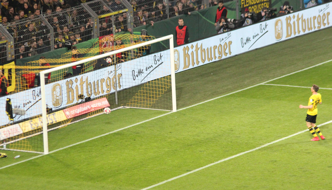 Der Ball zappelt im BVB-Netz zum 2:1 für Hoffenheim