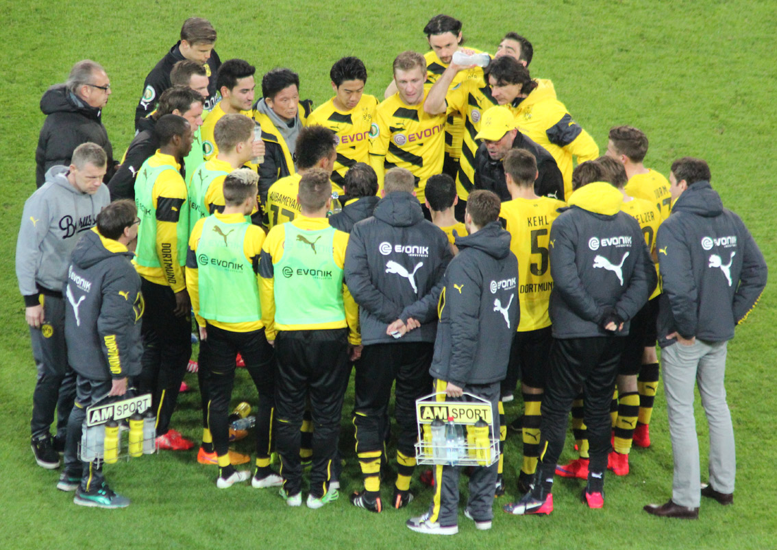 Die Dortmunder besprechen sich kurz vor der Verlängerung, ...