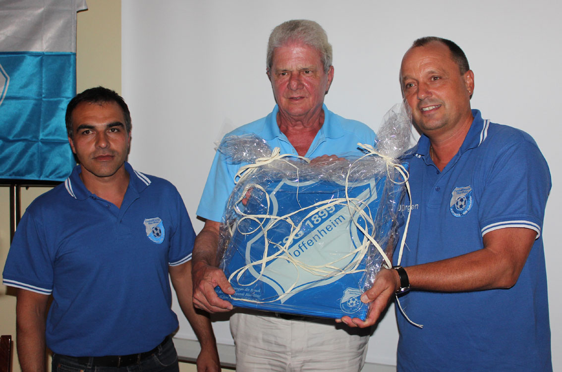 Die beiden Vorstände Sergio da Silva (li.) und Jürgen Bauer überreichen dem Ehrengast eine spezielle TSG-Glasplattes
