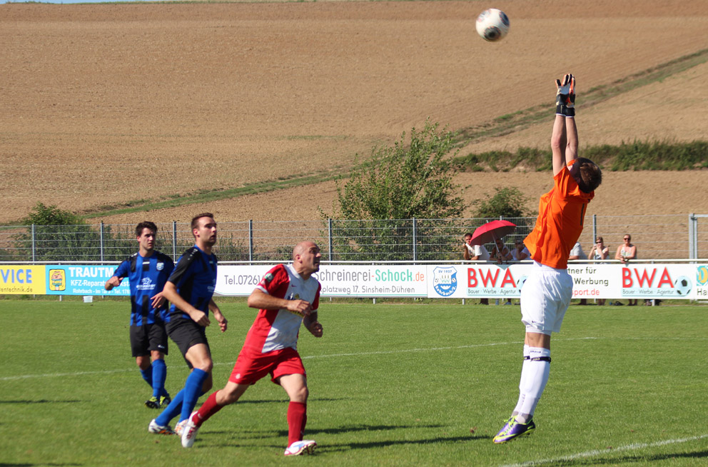 SV-Keeper Scholl lenkt nach zwei Minuten den Ball über´s Tor