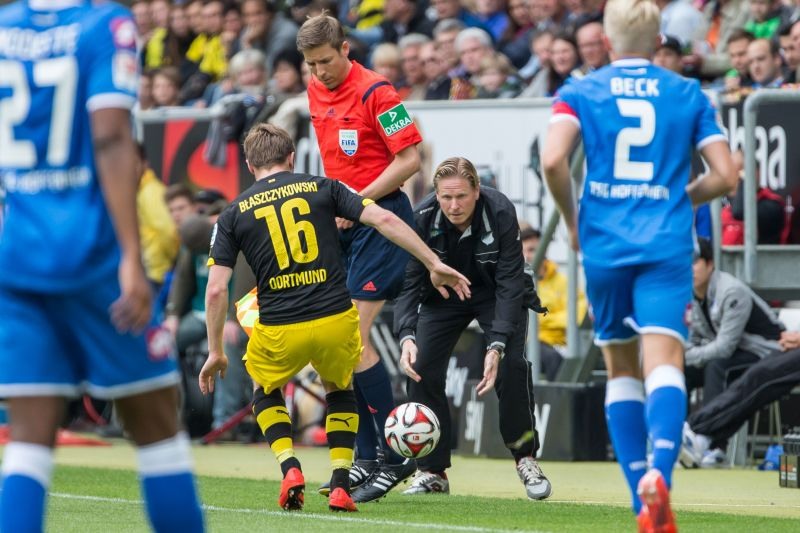 Trainer Markus Gisdol scheint den Dortmundern den Ball abnehmen zu wollen