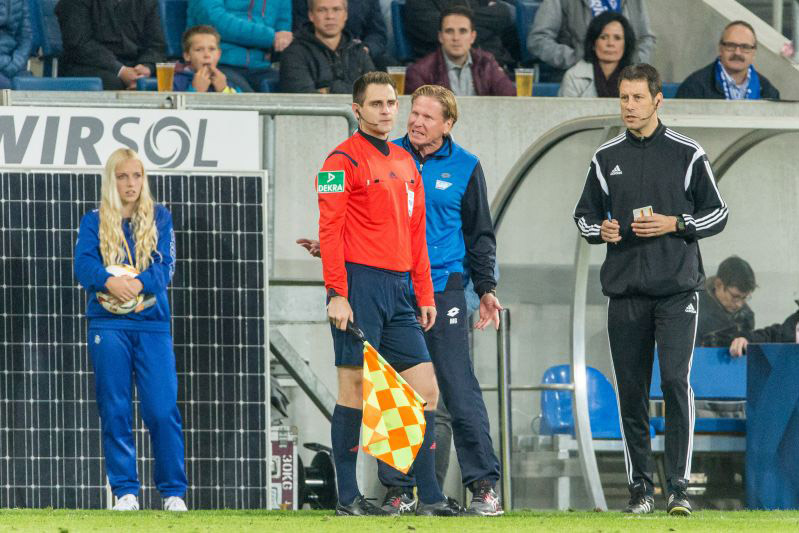 Gisdol sagt dem Linienrichter im Dortmund-Spiel deutliche seine Ansichten