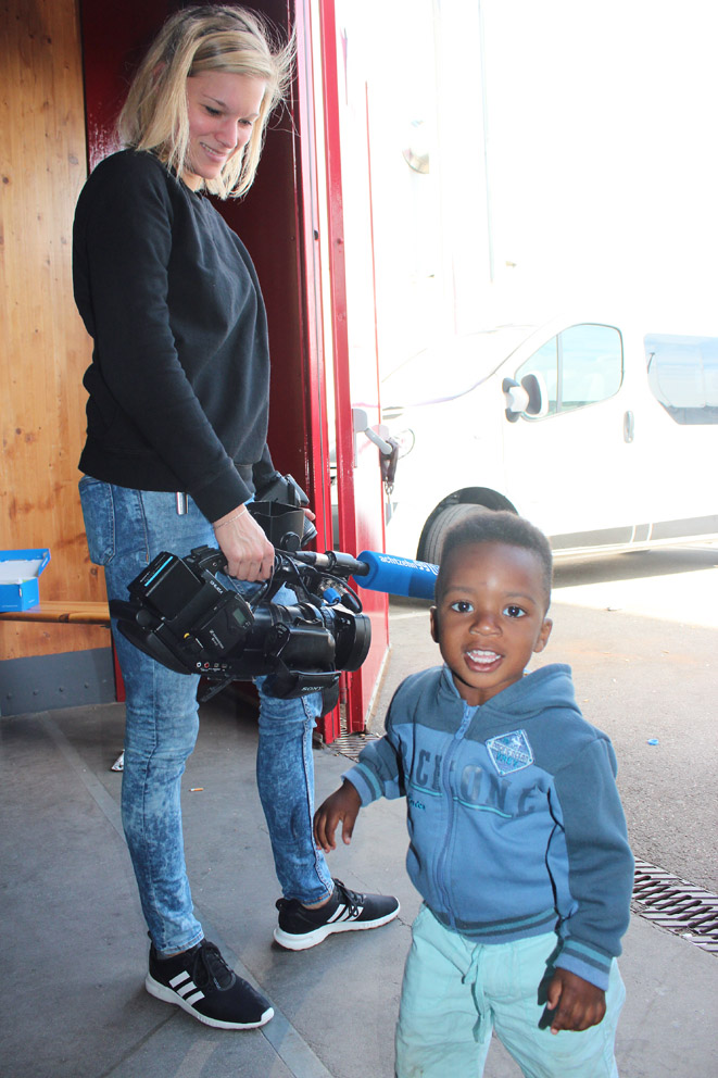 Der kleine Junge interessierte sich besonders für die TV-Kamera von Isabell Engstfeld, Mitarbeiterin der TSG-Pressestelle