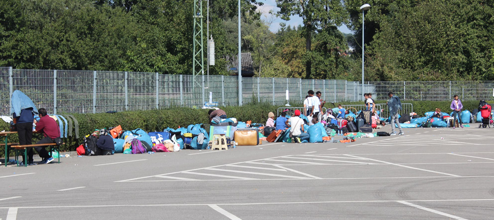 Die ersten Flüchtlinge warteten bereits am Freitag auf ihre Weiterreise mit für sie unbekanntem Ziel