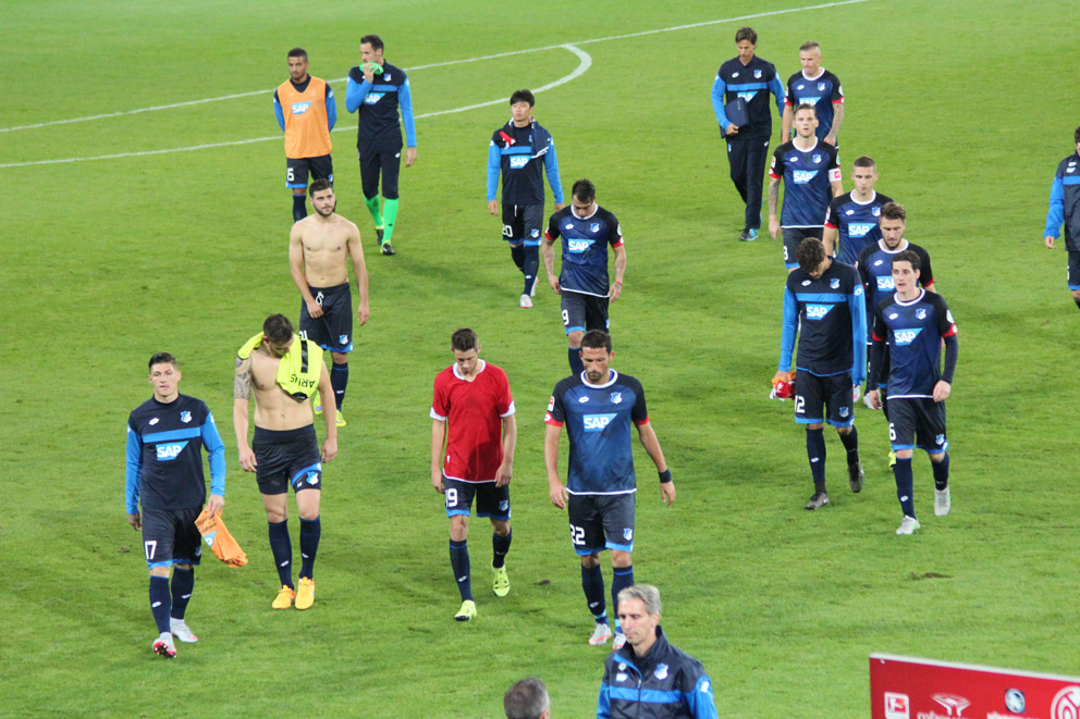 Mit hängenden Köpfen schleichen die Hoffenheimer vom Mainzer Spielfeld