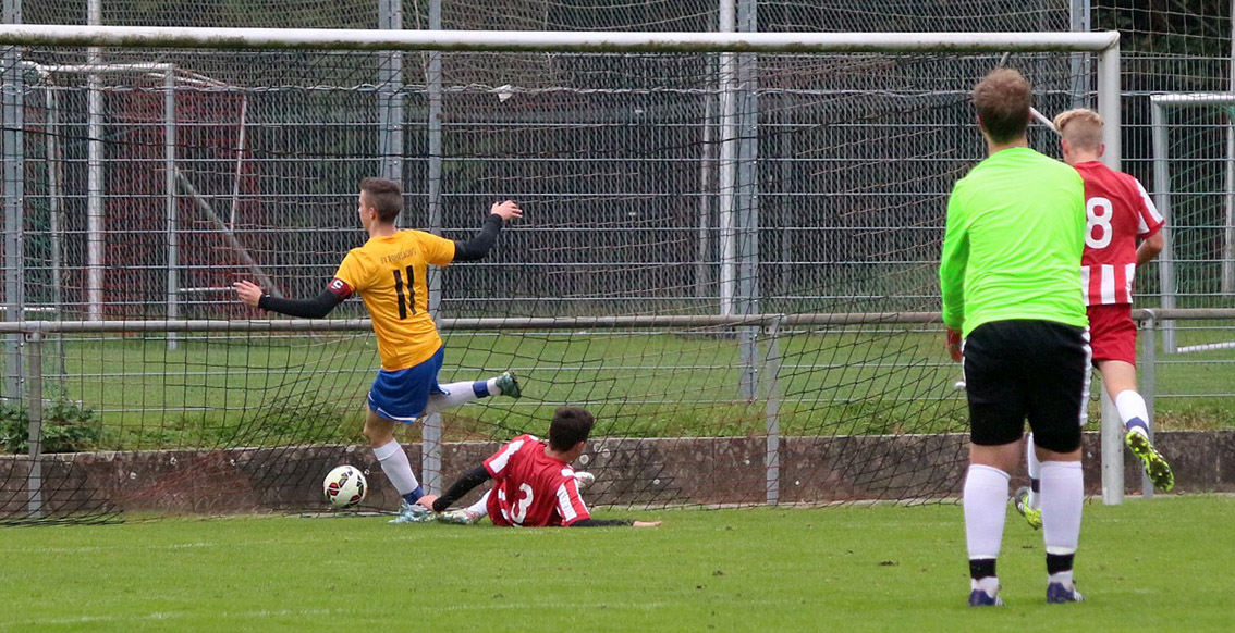 Philipp Öhler bejubelt die 1:0 Führung für den SVR