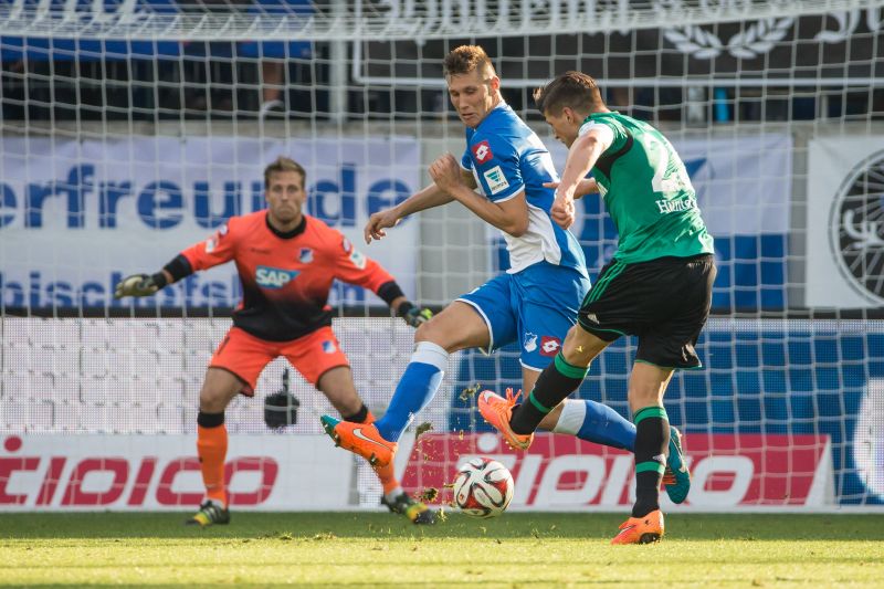TSG-Keeper Oliver Baumann und Verteidiger Niklas Süle versuchen einen Schalker Torschuss zu entschärfen
