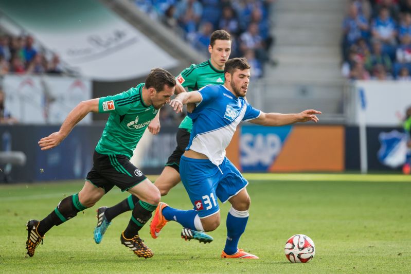 Kevin Volland (re.) versucht sich gegen zwei Schalker Spieler durchzusetzen